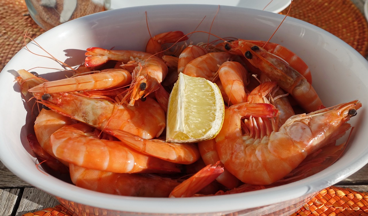 Prawns with a wedge of lemon in a bowl